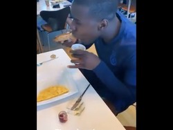 Makan Sandwich Dicelupkan ke Cokelat Panas, Pesepak Bola Kurt Zouma Dianggap Aneh