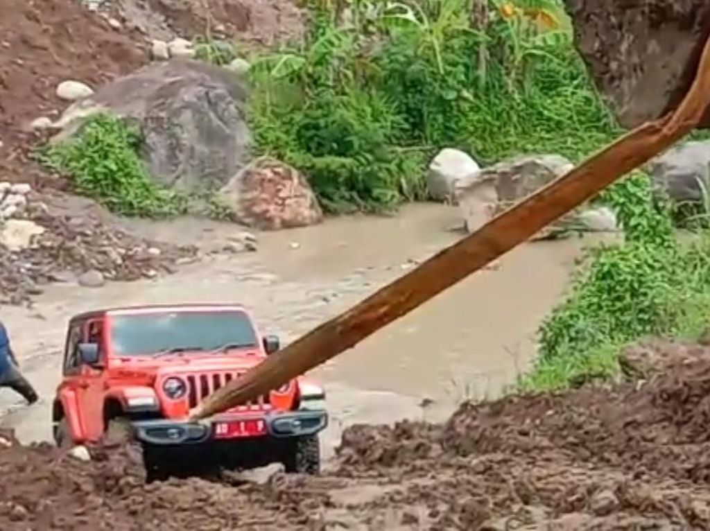 Gagal Nanjak Saat Sopiri Rubicon, Bupati Karanganyar: Roda Muser-muser Gagal Nanjak Saat Sopiri Rubicon, Bupati Karanganyar: Roda Muser-muser