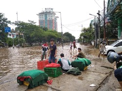 Jalan Panjang Depan Green Garden Jakbar Masih Terendam Banjir