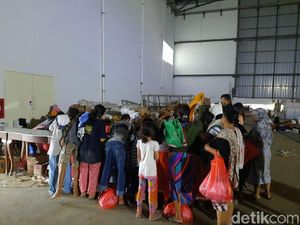Barang-barang Terendam, Warga Pondok Gede Permai Diberi Pakaian Bekas