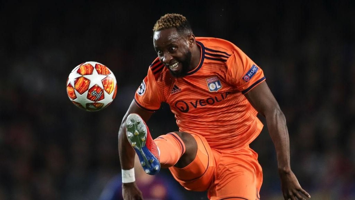 Chelsea tertarik merekrut penyerang Lyon Moussa Dembele. (Foto: Maja Hitij/Getty Images)