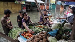 Geliat Bisnis Pasar Teluk Gong Saat Banjir