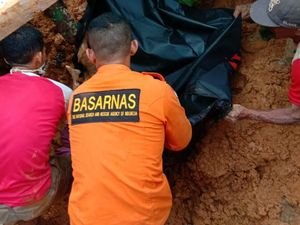 Tim SAR Evakuasi Satu Keluarga Meninggal Tertimbun Longsor di Lebak