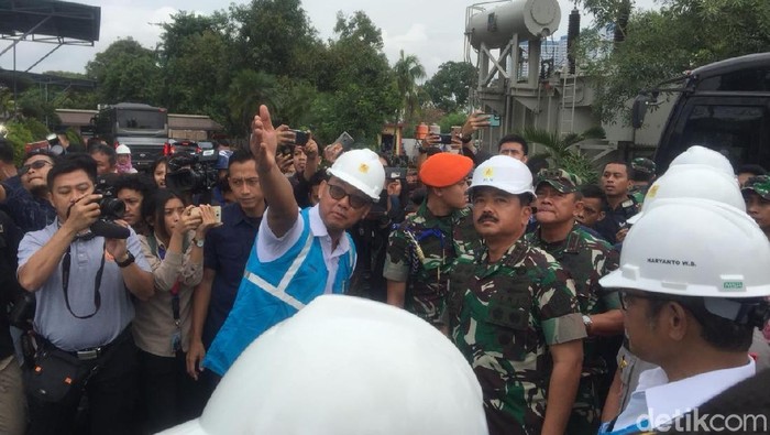 Foto: Kapolri dan Panglima TNI cek banjir di Kembangan Jakbar (Audrey-detikcom)