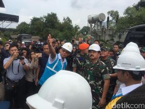 Tinjau Banjir di Kembangan, Kapolri-Panglima Cek Gardu PLN yang Tergenang