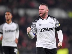 Wayne Rooney menjalani debut bersama Derby County dengan gemilang. Pemain 35 tahun ini menjalani debutnya berseragam Derby pada laga kontra Barnsley di Pride Park Stadium, Jumat (3/1/2020) dini hari WIB. Rooney langsung dipercaya menjadi kapten oleh Cocu. Getty Images/Laurence Griffiths.