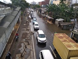 VIdeo: Saksi Bisu Sisa Banjir Jakarta, Separator TransJ Roboh