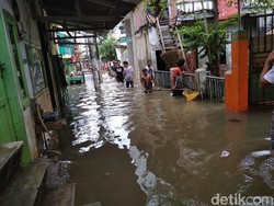 Banjir di Pesing Garden Jakbar, Anak-anak Berburu Ikan