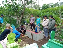 Keluarga Tak Mau Urus, Polisi Makamkan Jenazah Korban Tabrak Lari di Blitar