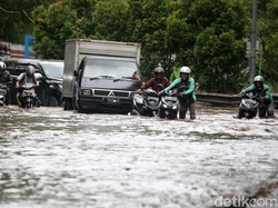 8 Tips Aman Motor Menerobos Banjir