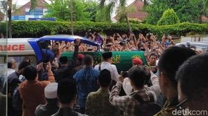 Momen Jenazah Yunahar Ilyas Diberangkatkan ke Masjid Kauman