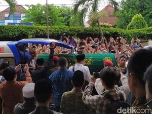 Momen Jenazah Yunahar Ilyas Diberangkatkan ke Masjid Kauman Momen Jenazah Yunahar Ilyas Diberangkatkan ke Masjid Kauman