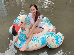 Ini Model Cantik yang Viral karena Santuy Naik Ban Saat Banjir