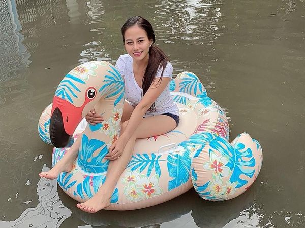 Ini Model Cantik yang Viral karena Santuy Naik Ban Saat Banjir