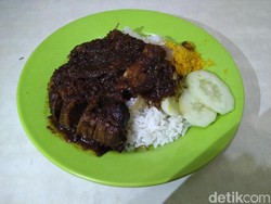 Nasi Bebek Ibu Yuyun : Empuk Pedas Bebek Goreng Berlumur Bumbu Madura