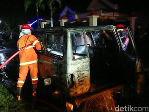 Gara-gara Lilin, Sebuah Mobil Hangus Terbakar