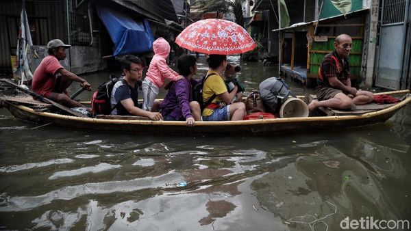Banjir Masih Tinggi, Ojek Perahu Laris Manis di Pejagalan