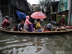 Banjir Masih Tinggi, Ojek Perahu Laris Manis di Pejagalan
