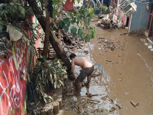 Banjir Mulai Surut, Lumpur-Sampah Penuhi Permukiman di Kampung Pulo Jaktim Banjir Mulai Surut, Lumpur-Sampah Penuhi Permukiman di Kampung Pulo Jaktim