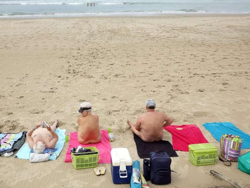Kaum Nudis Suka Liburan di Pantai-pantai Cantik Ini Kaum Nudis Suka Liburan di Pantai-pantai Cantik Ini