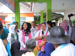 Temui Korban Banjir di Tangerang, Iriana Sapa Ibu-ibu Pengungsi