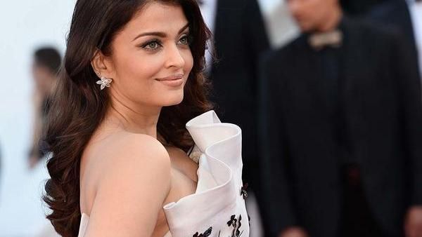 Awet Muda, Cantiknya Aishwarya Rai Saat Makan Bareng Keluarga