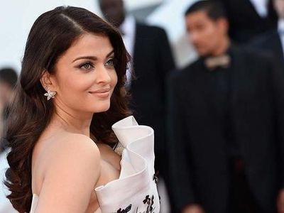 Awet Muda, Cantiknya Aishwarya Rai Saat Makan Bareng Keluarga