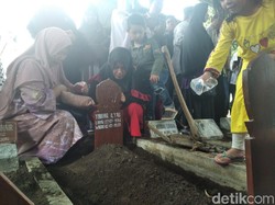 Isak Tangis Keluarga Iringi Pemakaman Prof Yunahar Ilyas