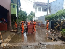 Banjir Cipinang Melayu Surut, PPSU Bersihkan Sisa Lumpur dan Puing