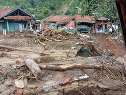 Korban Longsor Sukajaya Kesulitan Air Bersih, Terpaksa Pakai Selokan