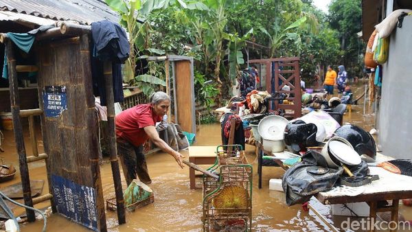 Banjir Surut, Warga Komplek IKPN Bintaro Mulai Bersih-bersih