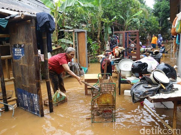 Banjir Surut, Warga Komplek IKPN Bintaro Mulai Bersih-bersih