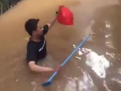 Cerita Kevin, Pria yang Viral karena Terjang Banjir untuk Antar Makanan