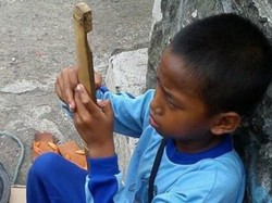 Pikul Beban Berat, Ini 5 Kisah Haru Penjual Cobek Keliling