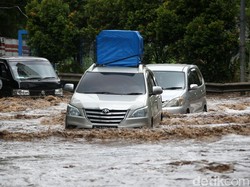Tidak Punya Asuransi? Ada Diskon Servis Mobil Banjir sampai 30%