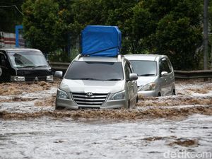 Hiks! Jual Mobil Bekas Banjir Harganya Turun Puluhan Juta Hiks! Jual Mobil Bekas Banjir Harganya Turun Puluhan Juta