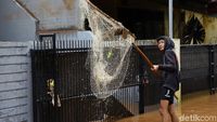 Asyiknya Warga Berburu Ikan di Kala Banjir