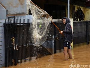 Asyiknya Warga Berburu Ikan di Kala Banjir Asyiknya Warga Berburu Ikan di Kala Banjir