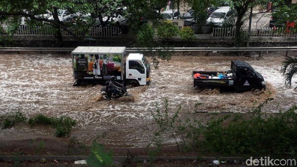 Aksi Pengendara Motor dan Mobil Terobos Banjir di Bekasi