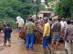 Longsor di Sukabumi, Warga Singkirkan Akar Bambu Sebesar Kerbau