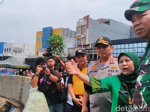 Bawa Sembako, Kapolda dan Pangdam Sambangi Korban Banjir Kampung Pulo