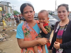 Korban Banjir di Kampung Pulo Keluhkan Tak Ada Bantuan Baju Sekolah Anak