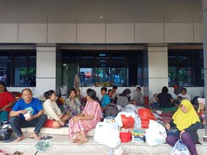 Banjir Cipinang Melayu Jaktim Surut, Warga Masih Bertahan di Pengungsian