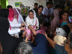 Iriana Jokowi Kunjungi Korban Banjir di Banten