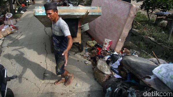Sampah Sisa Banjir Menumpuk di Jalan Wijaya Kusuma