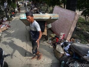 Sampah Sisa Banjir Menumpuk di Jalan Wijaya Kusuma