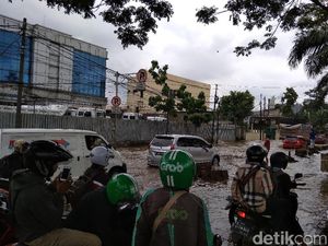 Jalan Daan Mogot Jakbar Masih Terendam Banjir, Lalin Semrawut