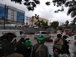 Jalan Daan Mogot Jakbar Masih Terendam Banjir, Lalin Semrawut