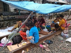Warga Pesing Garden Jakbar Korban Banjir Bikin Tenda Pengungsian di Rel KA