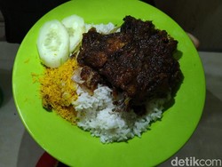 Empuk Gurih Nasi Bebek Ibu Yuyun Khas Madura